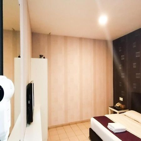 Biz Hotel Batu Pahat Exterior photo