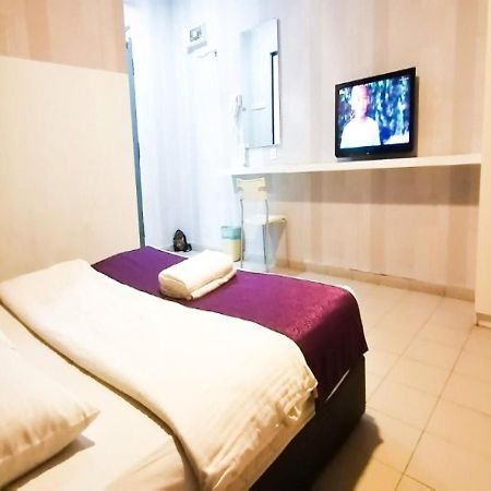 Biz Hotel Batu Pahat Exterior photo