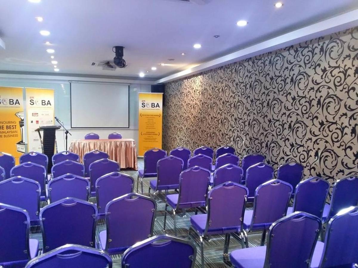 Biz Hotel Batu Pahat Exterior photo