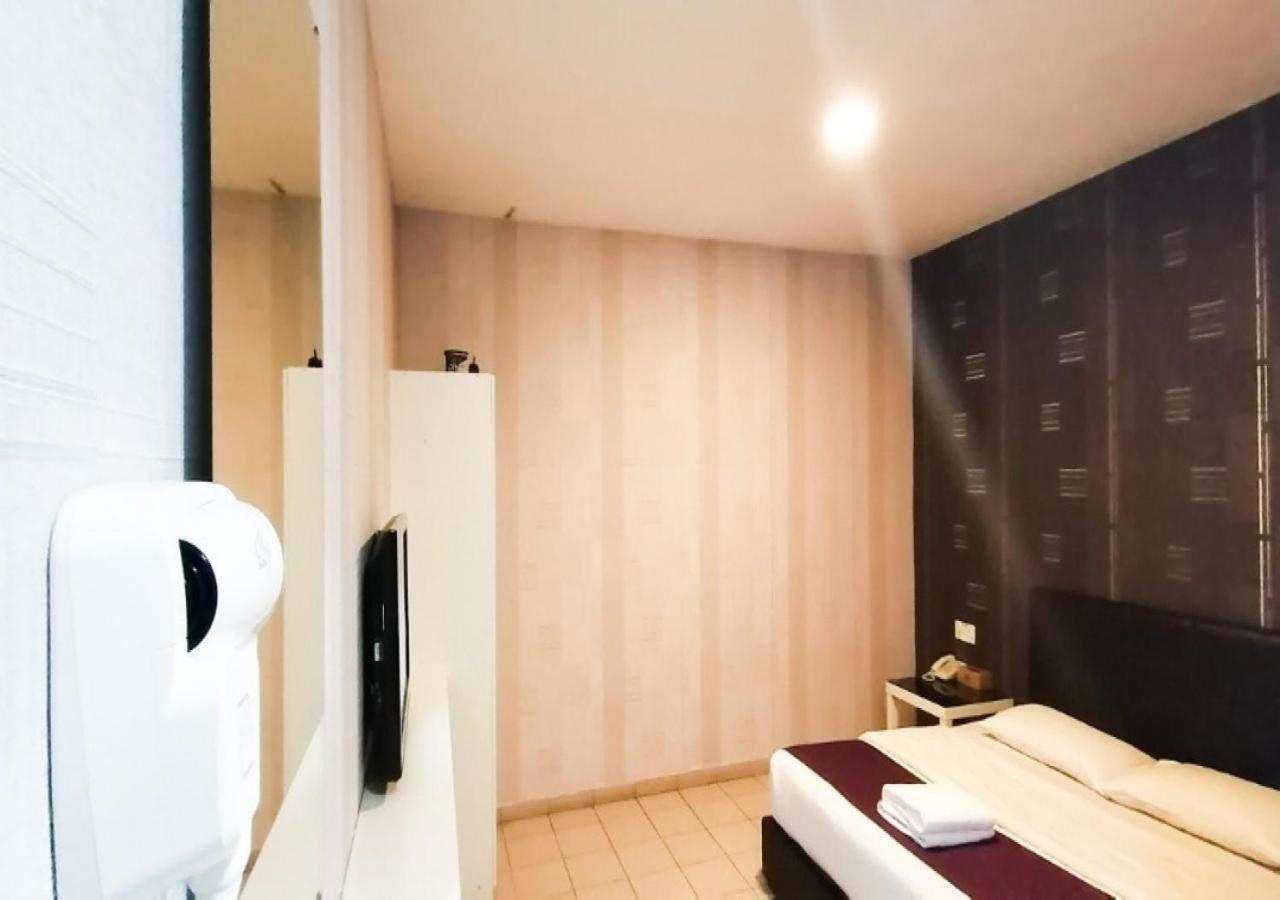 Biz Hotel Batu Pahat Exterior photo
